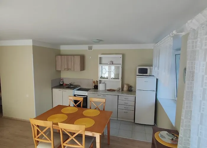 Vormsi Ohvitseride Maja Korter Nr 7 Hullo